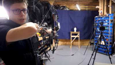 Видео дня: Изобретатель создал самый меткий умный лук