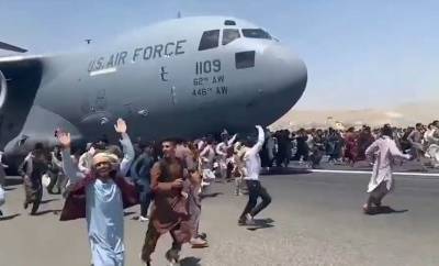 Верная смерть: зацепившегося во время полета за фюзеляж самолета афганца сняли на видео