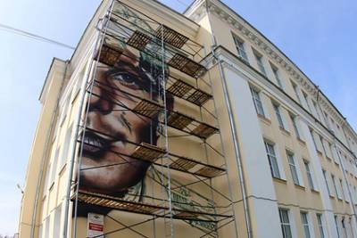 На фасаде смоленской школы появилось граффити с Юрием Гагариным
