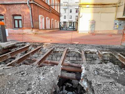 В центре Екатеринбурга коммунальщики раскопали затопленный бункер 30-ых годов
