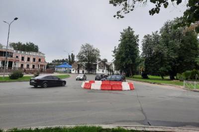 На площади жертв Революции в Пскове установили мини-кольцо