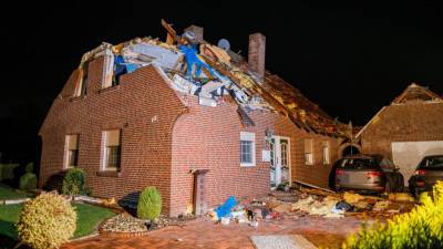 Сильный ураган в Нижней Саксонии: торнадо разрушил десятки домой