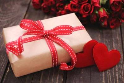 Что вручить девушке на 2 года отношений: романтичные подарки