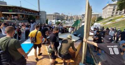 В Киеве разгромили скандальную выставку на Аллее Небесной Сотни: есть задержанные (ФОТО)