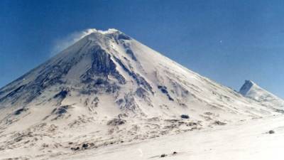 Спасатели ищут туристов, сорвавшихся с вулкана Ключевской на Камчатке