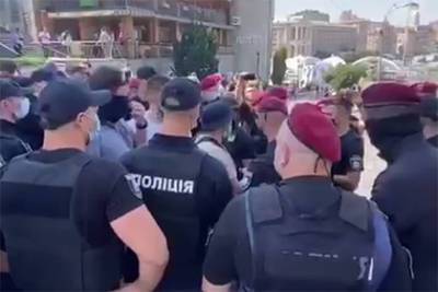 В Киеве радикалы разгромили выставку и подрались с полицией