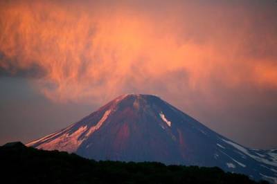 Два туриста сорвались со склона вулкана на Камчатке