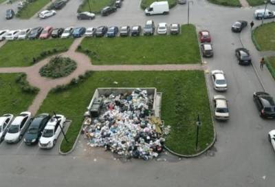 Жители Мурино начали жаловаться на горы мусора, которые скопились у контейнеров во дворах