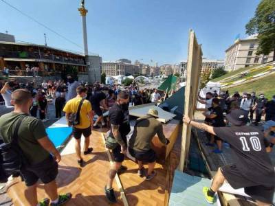 Националисты в центре Киева разгромили инсталляцию про советское прошлое Украины