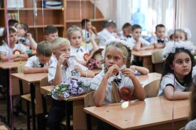 Школы Екатеринбурга начнут учебный год в очном формате, но без общих линеек