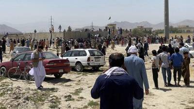 Сотни афганцев пытаются попасть в аэропорт Кабула из-за ситуации с талибами*