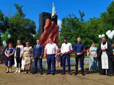 В ДНР открыли памятный знак погибшим ополченцами и мирным жителям...