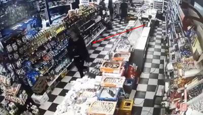 Пьяная женщина избила продавца в Харькове, видео: "шла целенаправленно" - kharkov.politeka.net - Украина - Харьков