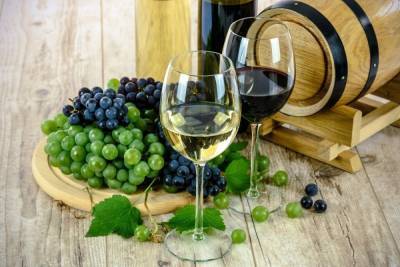 Врач сравнила полезные качества красного и белого вина