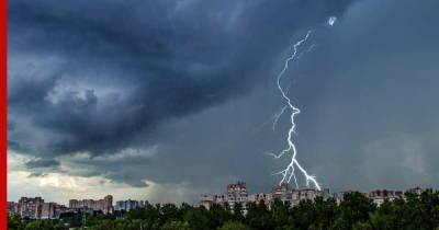 О ливнях с грозами и штормовом ветре предупредили жителей Петербурга в МЧС