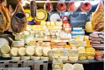 Петербуржцев обманывали поддельным сыром на прилавках супермаркетов