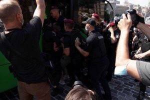 В сети показали видео избиения активистов Нацкорпуса полицейскими