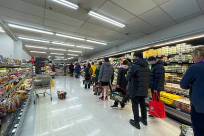 Новозеландцы устроили гигантские очереди в супермаркетах из-за локдауна - lenta.ru - Новая Зеландия - Окленд