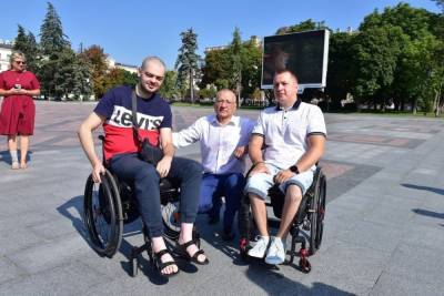 Юрий Галдун прогулялся по Белгороду вместе со спортсменами на инвалидных креслах
