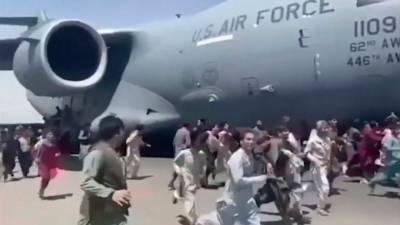 Сотни афганских силовиков помогают обеспечивать безопасность в аэропорту Кабула