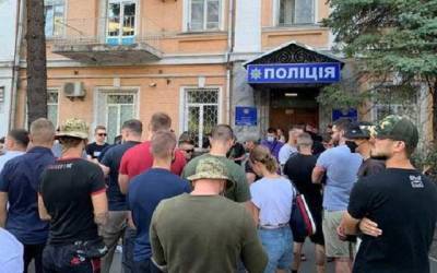 Активистов "Нацкорпуса" отпустили из полиции
