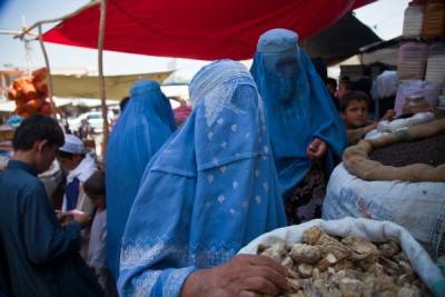 В Кабуле в десять раз подорожали бурки – женские покрывала, носить которые требуют талибы*