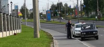 Полуголый мужчина на автомобиле без номеров был задержан у Президентского кадетского училища в Петрозаводске