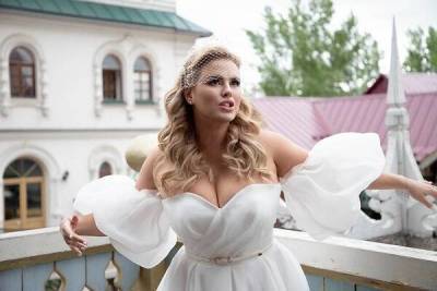 Анна Семенович надела свадебное платье