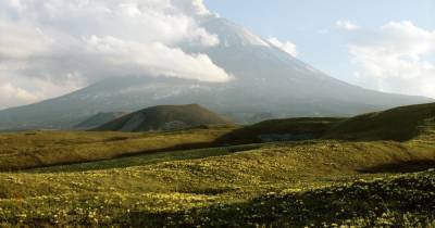 Опасный поход: альпинист рассказал о падении двух коллег на вулкане - ren.tv - Камчатский край