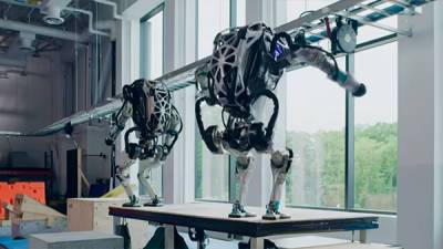 Boston Dynamics показала, как двуногие роботы Atlas занимаются паркуром