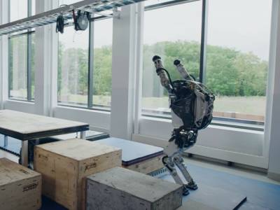 Boston Dynamics показала, как их работы занимаются паркуром. Видео