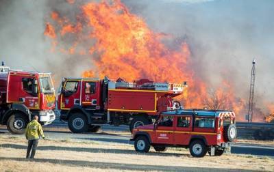 На юге Франции лесные пожары тушат сотни пожарных