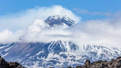 Спасатели вылетели на помощь упавшим с вулкана на Камчатке туристам