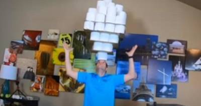 Мужчина поставил на голову 101 рулон туалетной бумаги и побил рекорд