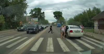 Залипла в телефон: глупый наезд на пешеходов в Тверской области