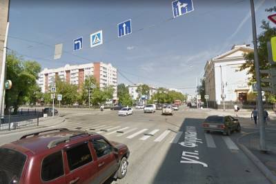 Lada Xray снесла ограждение и врезалась в дом в центре Екатеринбурга