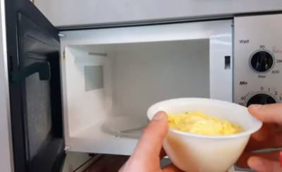 Быстрый омлет в кружке: рецепт сытного завтрака на скорую руку в микроволновке