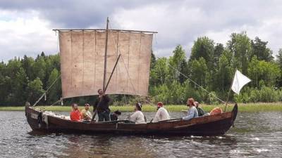 История викингов и славян: любители Средневековья пошли на ладье по Ладоге
