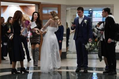 Власти ХМАО отменили запрет на многолюдные мероприятия, включая свадьбы