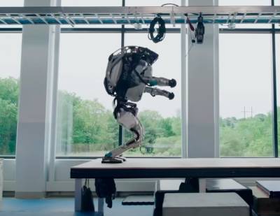 Роботы Boston Dynamics прошли целую полосу паркура