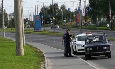 Полуголого водителя на машине без номеров задержали в Петрозаводске