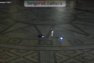 На пустой площади в Белгороде двое на самокатах врезались друг в друга