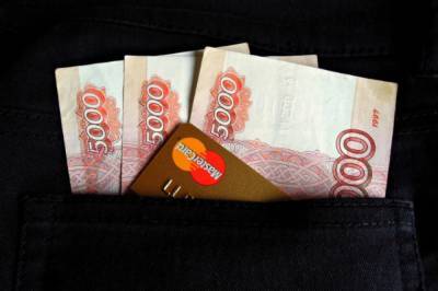 В Хабаровске продавец одежды положил в карман полицейскому 200 тысяч рублей