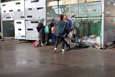 Пенсионеры в Петербурге были вынуждены искать еду в мусорном баке