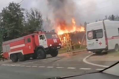 В Тверской области водителя испугало горящее здание