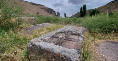 В Турции вандалы осквернили и разграбили древнее армянское кладбище