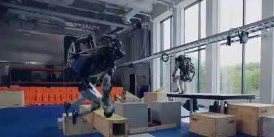 Boston Dynamics научили роботов технике паркура