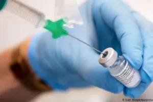 Третьей дозой вакцины будут прививать не всех