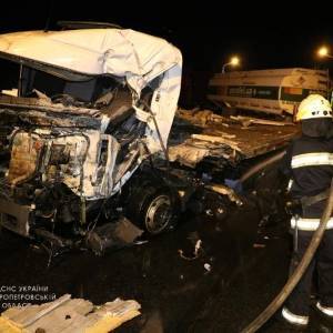 В Днепропетровской области произошло масштабное ДТП при участии четырех грузовиков: есть жертва. Фото