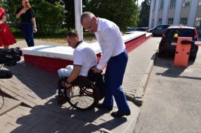 Мэр Белгорода Галдун проверил доступную среду с инвалидами-колясочниками